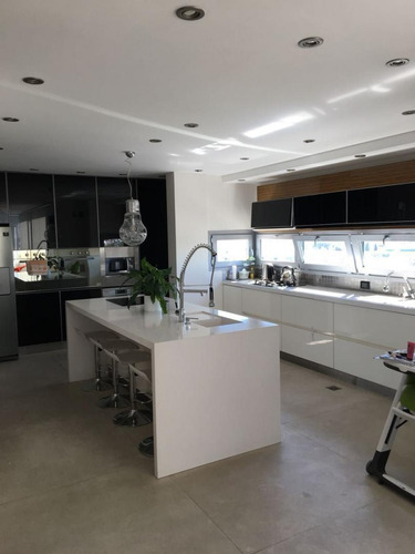 En Venta En Villa Bosch, Piso Unico Centrico Exclusivo Con Entrada Propia Cochera Dos Autos F: 10058