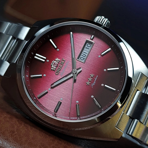 Relógio Orient Heritage Automático 3 Estrelas Yn6ss001 W1sx Correia Prateado Bisel Prateado Fundo Vermelho