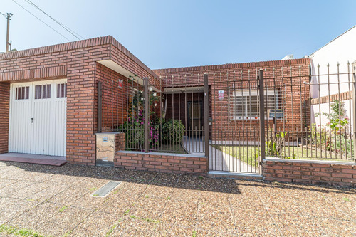 Casa En Venta En R. Mejia Al 700 Don Bosco, Quilmes 3amb 2dorm 1baño, Patio Parrilla Muy Luminosa