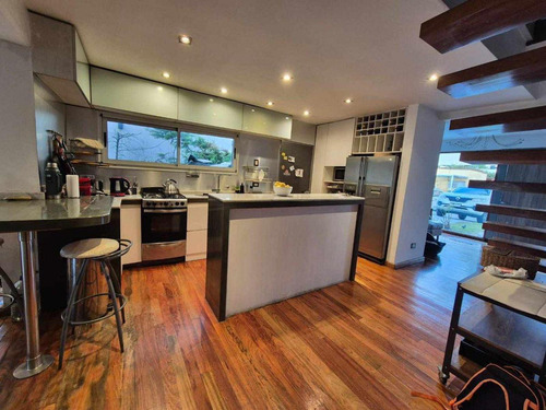 Casa En Venta - 7 Dormitorios 5 Baños - Berazategui
