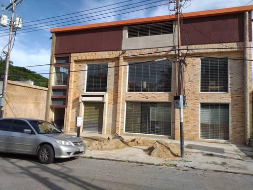 Se Alquila Local Comercial En El Viñedo Valencia , Con Excelente Ubicacion Para Su Negocio.