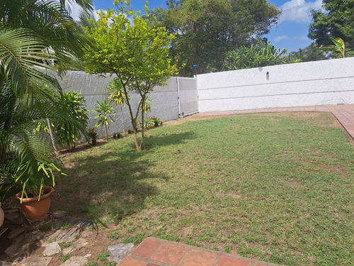 Se Ofrece En Venta Amplia Y Acogedora Casa De Un Nivel
