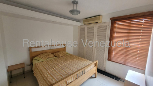 En Venta Iluminado Y Fresco Apartamento Con Vista Al Mar En Macuto