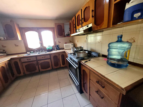 En Venta En Anaco Conjunto Cerrado, 8 Apartamentos Y Casa