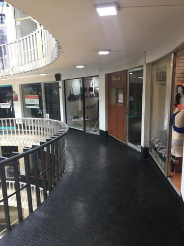 Arriendo Local En Centro Lo Castillo, Paseo Mañio, Vitacura.
