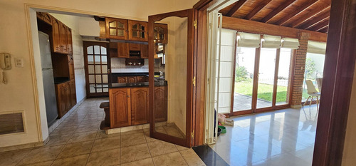 Casa Estilo Chalet 5 Ambientes Con Quincho, Pileta Y Cochera En Palomar