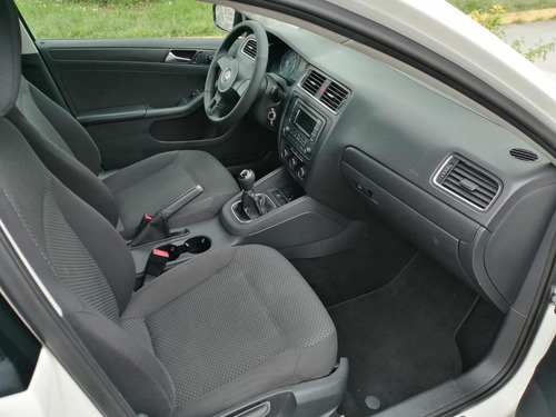 Imagen 14 de 15 de Volkswagen Jetta 2013 2.5 Style 5vel Mt