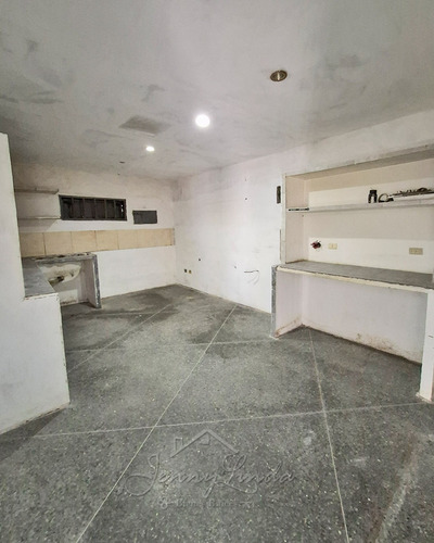 Local En Alquiler Con Oficinas En Av. Las Delicias Zona Norte De Maracay