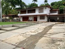 Comprar Caurimare !! Hermosa Casa Actualizada 1.000 M2 Terreno, 600 Construcción, 4 Hab, 4 Baños, 10 Puestos Estac., Vista Al Avila, Hermosa Terraza, Amplios Jardines, Áreas De Servicio Y Chofer Y Mucho Más. 
