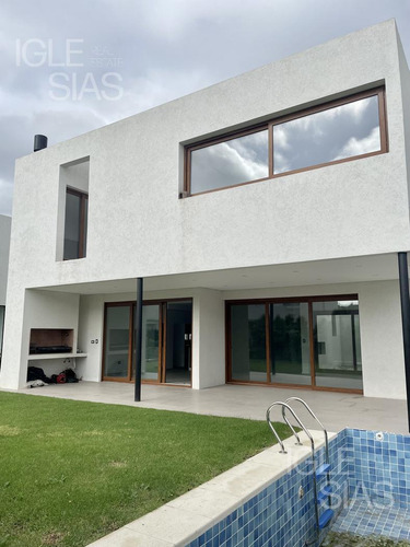 Casa En Venta De 3 Dormitorios En Los Castaños A Estrenar.