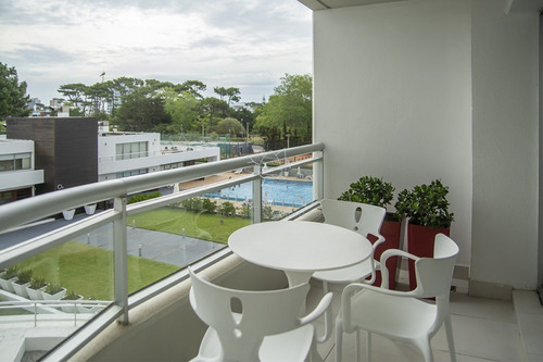 Apto De 1 Dor Y Medio En Complejo Con Amenities. Playa Brava