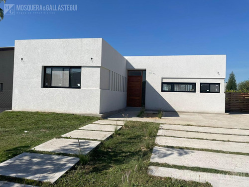 Casa En  Venta En Santa Elena, Pilar Del Este.