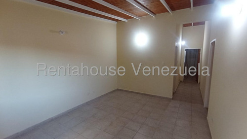 Casa En Venta, Rafael Gamarra Trae Para Ud, 2e11232, Bella En Urbanizacion Privada De Cabudare Comedor, 4 Habitac Y 2 Baños, Estacionamiento Para 3 Vehiculos Con Porton. Tanque Subterraneo 4000 Lts