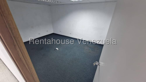 En Alquiler Excelente Oficina Ideal Y Funcional En La Urbina