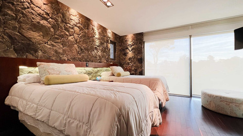 Pinamar Centro Exclusiva Casa 6 Ambientes C/piscina, Quincho, Parque, Parrilla. Inmejorable Por Su Ubicación Y Su Diseño Atemporal.