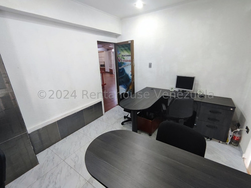 Oficina En Zona Centro De Maracay, Perfectamente Ubicada Cerca De Toda La Parte Comercial 24-23382 Irrr