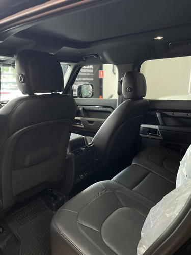 Land Rover Defender P400 2024