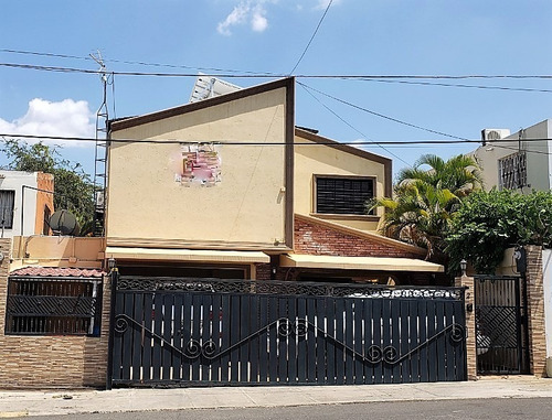 Imagen 1 de 14 de Vendo Casa Amplia En Los Colegios , Santiago