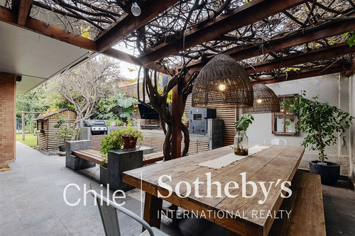 Estupenda Casa Remodelada En Vitacura, Excelente Ubicación.