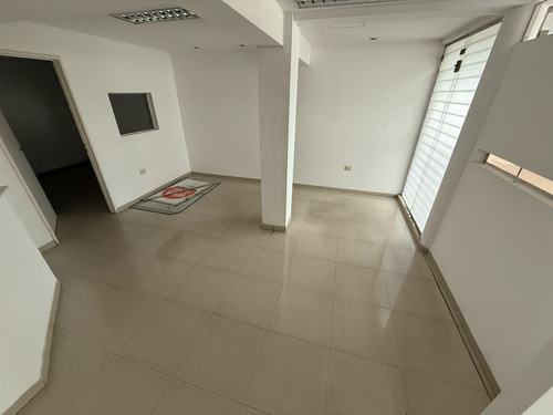 Local En Venta Sobre Jeronimo Luis De Cabrera!!