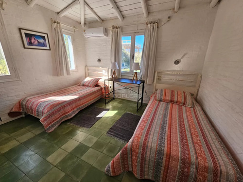 Casa En Venta Y Alquiler Temporal En La Barra, Excelente Comodidades, Muy Lindo Entorno, 3 Dormitorios