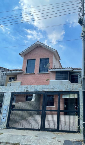 Casa De Dos Plantas En Venta En Quintas De Naguanagua C-8610 E.c