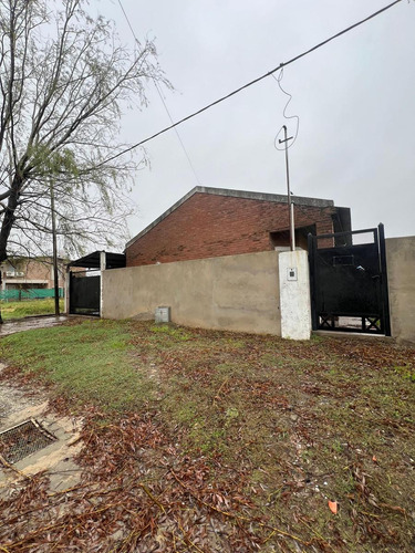 Casa De Tres Dormitorios En Roldan Pileta Jardin Amplia