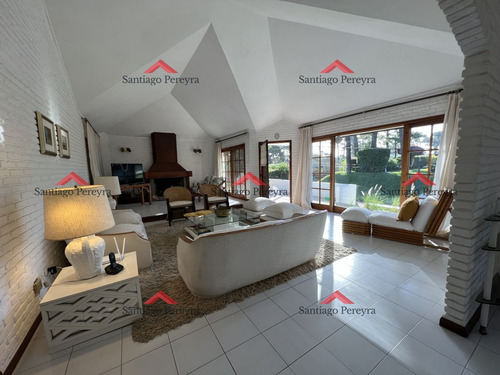 Imagen 2 de 29 de Muy Lindo Chalet Tradicional En Zona Lugano
