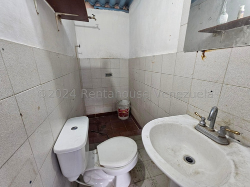 Casa En Alquiler En Catia Calle Panamerica Eu 24-29164