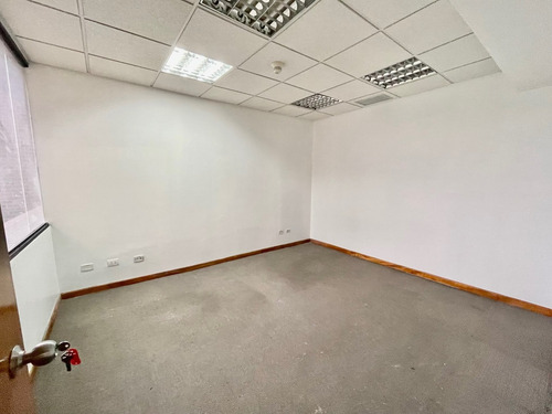 Imagen 2 de 10 de Se Vende Oficina Planta De 400m2 En El Rosal Excelente Torre Corp.