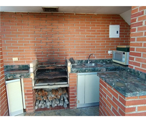 En Venta Espectular Penthouse En Colinas De La California Por $299.000