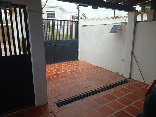 Townhouse En La Urbanización Costazul, Isla De Margarita, Totalmente Amoblado Y Equipado, Con Hermosa Piscina Y Áreas Verdes Ic-00145
