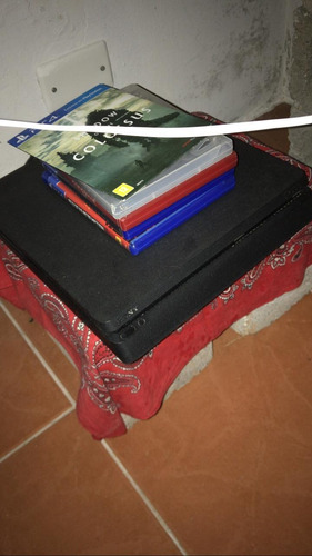 Imagem 1 de 1 de Vendo Play 4 Com 1 Ano De Uso Com Controle E 4 Jogos
