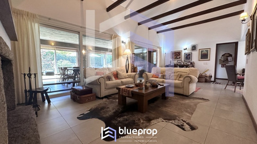 Casa En Venta En Playa Mansa En Privilegiada Ubicación, Una Manzana Sólo Para Ella.