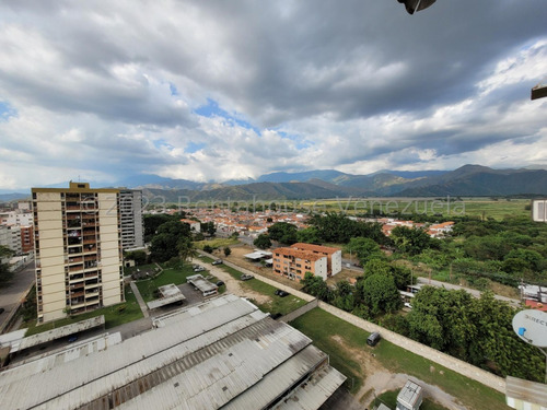 Comodo Apartamento, En Una De Las Urbanizaciones Mas Prestigiosas De Maracay 24-12499 Irrr