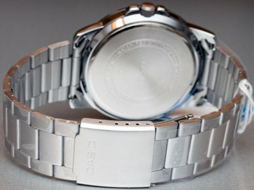 Reloj de pulsera Casio Dress MTP-VD01D-1BVUDF de cuerpo color plateado, analógico, para hombre, fondo azul oscuro, con correa de acero inoxidable color plateado, agujas color gris, blanco y amarillo, dial blanco y plateado, minutero/segundero blanco, bisel color plateado y desplegable