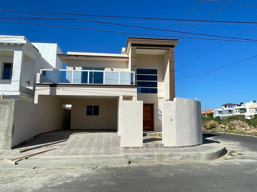 Amplia Y Moderna Casa Con Terraza En San Isidro 