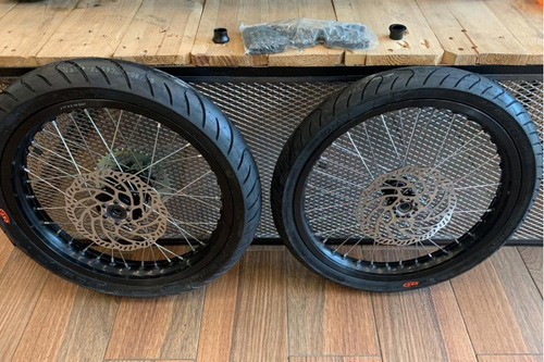 Imagen 7 de 15 de Moto Electrica Surron Light Bee X 7000w + Kit Ruedas Motard