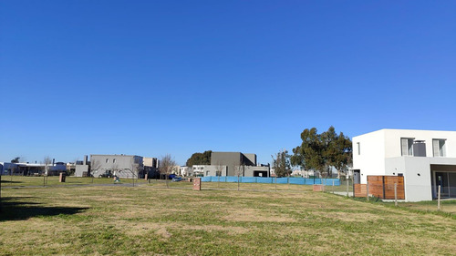 Venta Lote 500mts2 Frente A La Plaza En Barrio Santo Tomás, Pilar