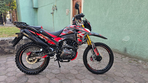 Motocicleta Cross Max 300cc. Roja 2024, 7,000 Km.