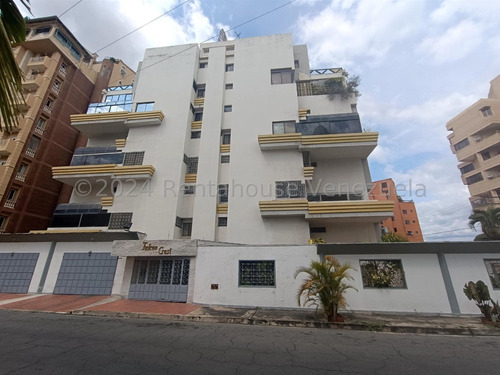 En Venta Apartamento Penthouse De 3 Niveles Con Area De Terraza Espaciosa Sala Cocina Con Desayunador Amplios Espacios Precio Negociable Estef 24-19585