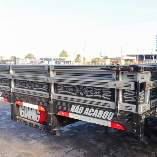 Imagem 2 de 13 de Carroceria Sobre Chassi Bitruck Carga Seca