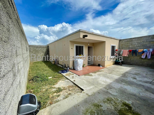 María Valera Vende Hermosa Casa En La Ensenada.