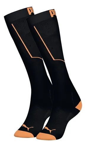 Par de meias esportivas Puma 3/4 pretas com detalhes em laranja e logo da marca na parte superior e frontal