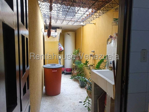 Apto. En La Urb. Los Chaguaramos, (rgpr) Mls #25-24611