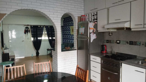 Casa Con 4 Habitaciones, 2 Baños Y Fondo De Comercio.
