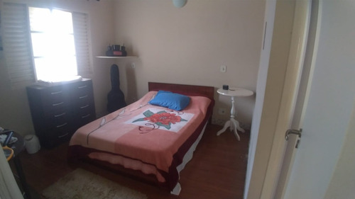 Excelente Sobrado Em Bairro Tranquilo, Perto Do Centro. Rua Sem Saída, Terreno Com 2 Frentes. Estuda-se Permuta.
