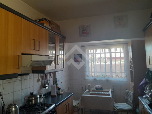 Casa En Venta De 4d Y 3b En Sector Valencia, Quilpué
