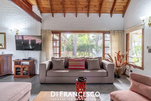 Venta - Casa De 7 Ambientes A 200 Mts Del Mar En Carilo - Chalet