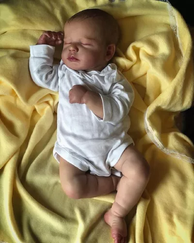 Bebê reborn menino, olhos fechados, parte cabelinhos pintados e parte -  Delta Artes Bebês Reborn